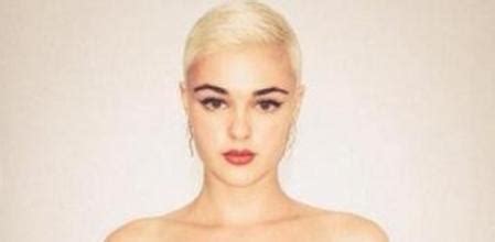 stefania ferrario desnuda|Una modelo de talla grande se desnuda para criticar los cánones de belleza.